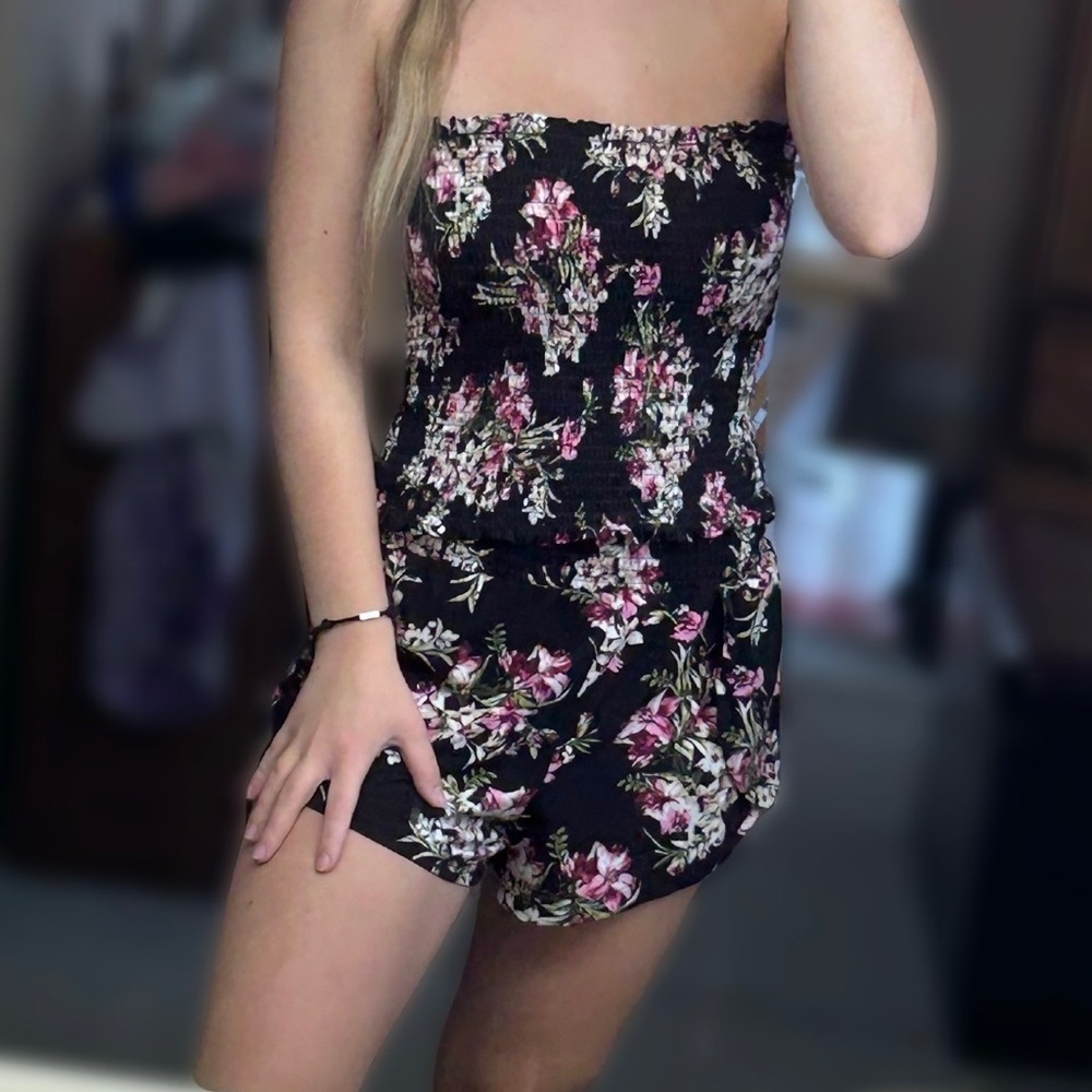 Gently used no sleeve top, with matching shorts. Size Large in both.